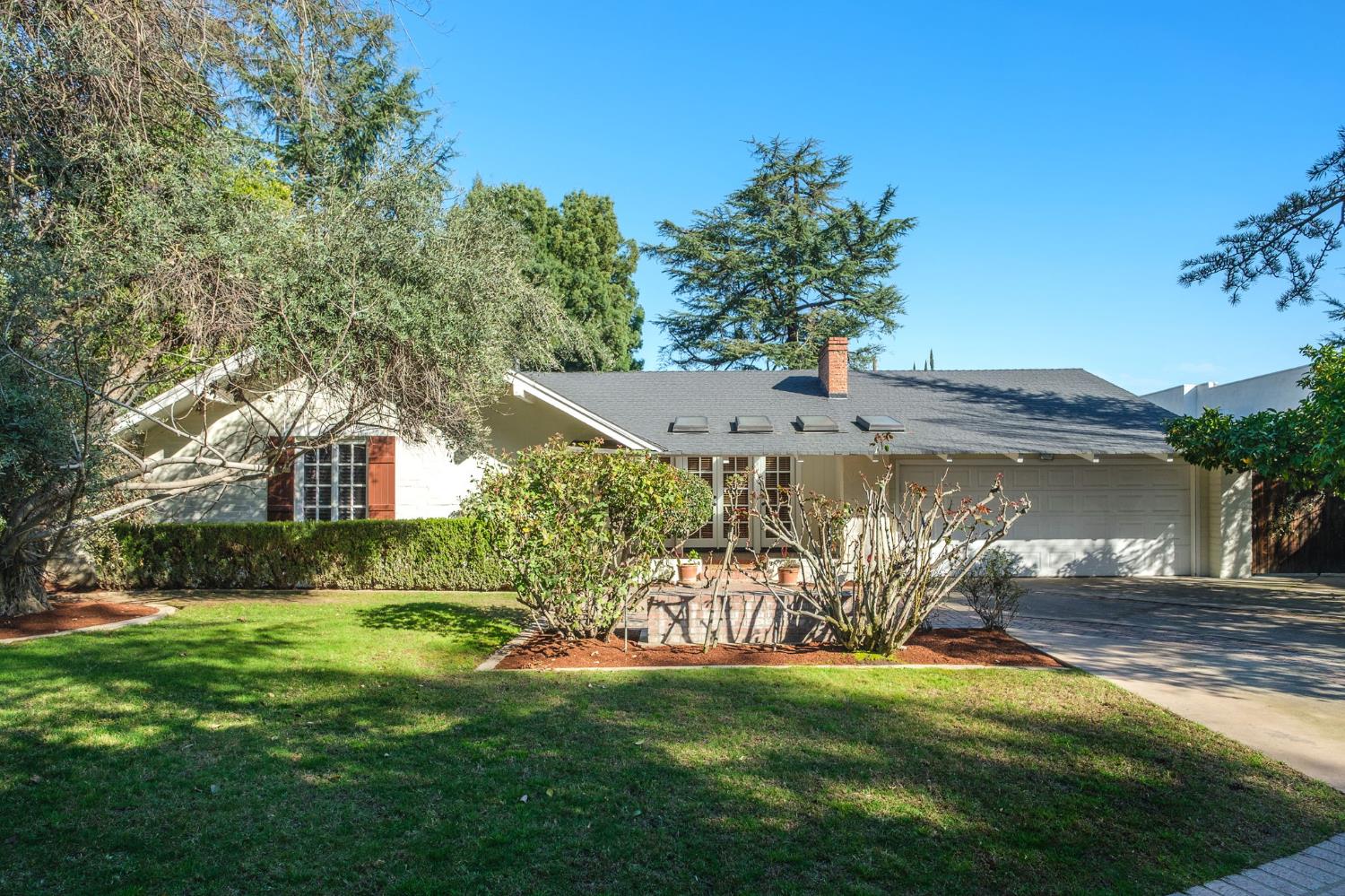 4564 N Van Ness Blvd