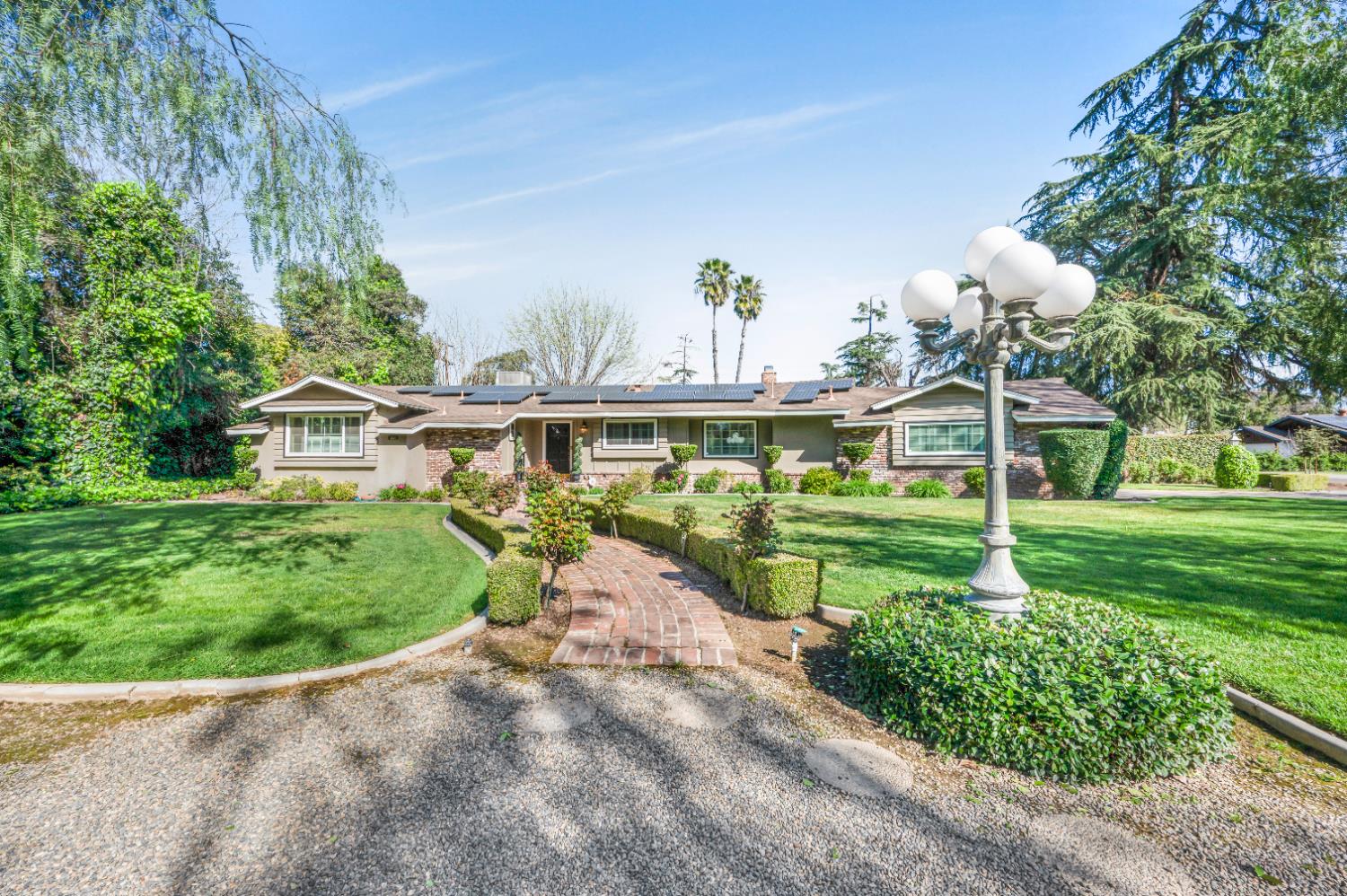 1041 E Alamos Ave